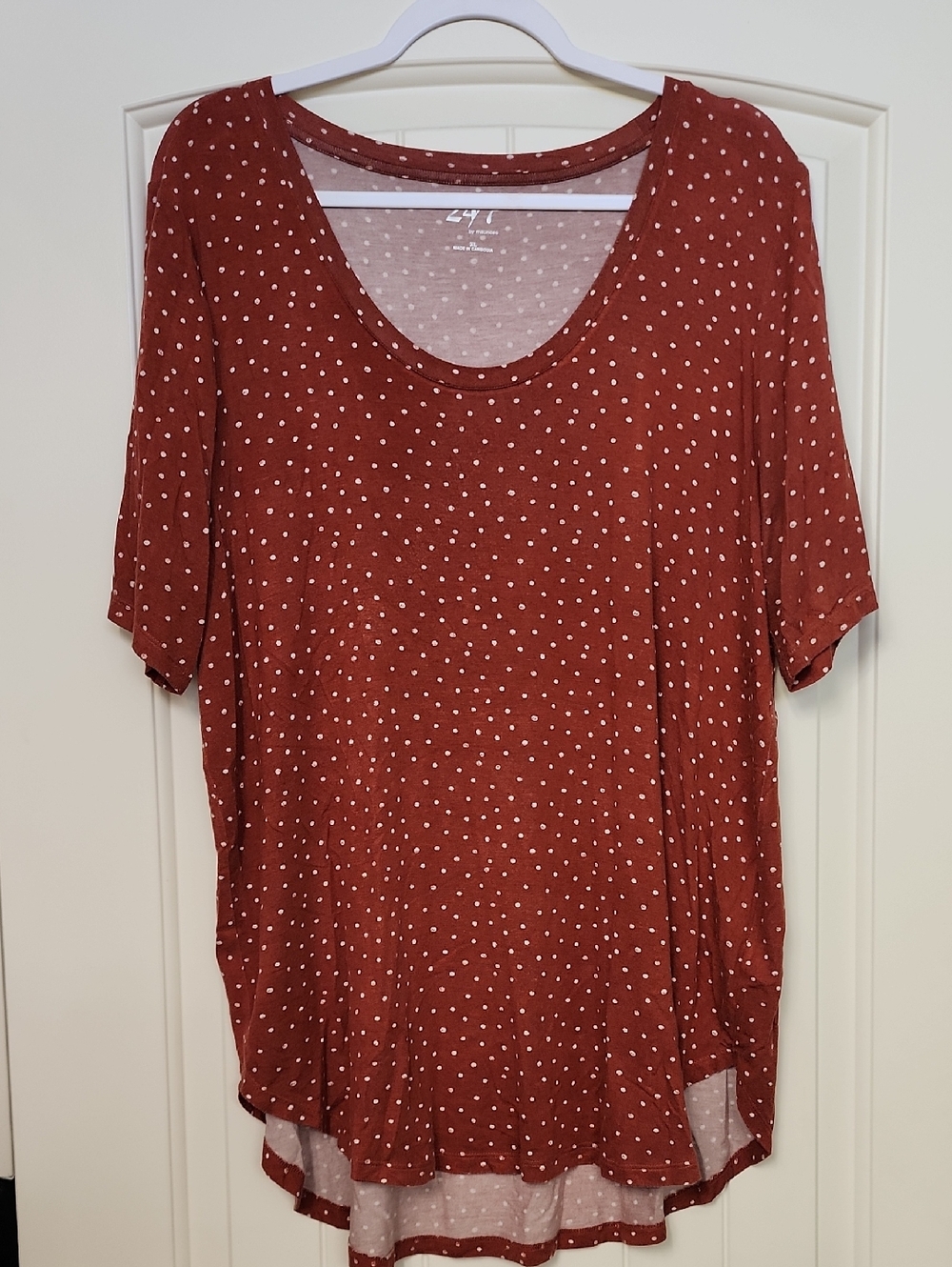 Women’s Rust Polka Dot Scoop Neck Short Sleeve Tee - 24/7